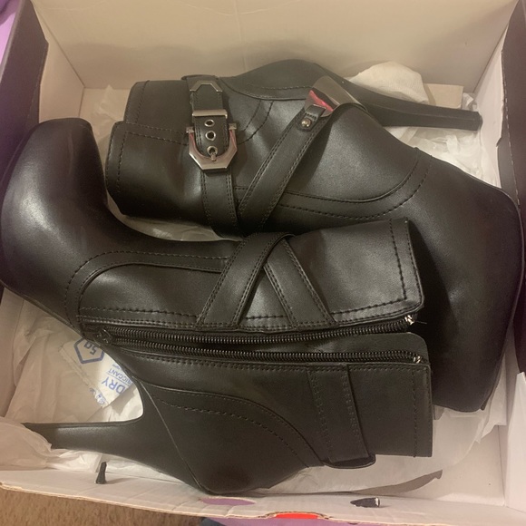 Guess Graze Bootie - Picture 3 of 5